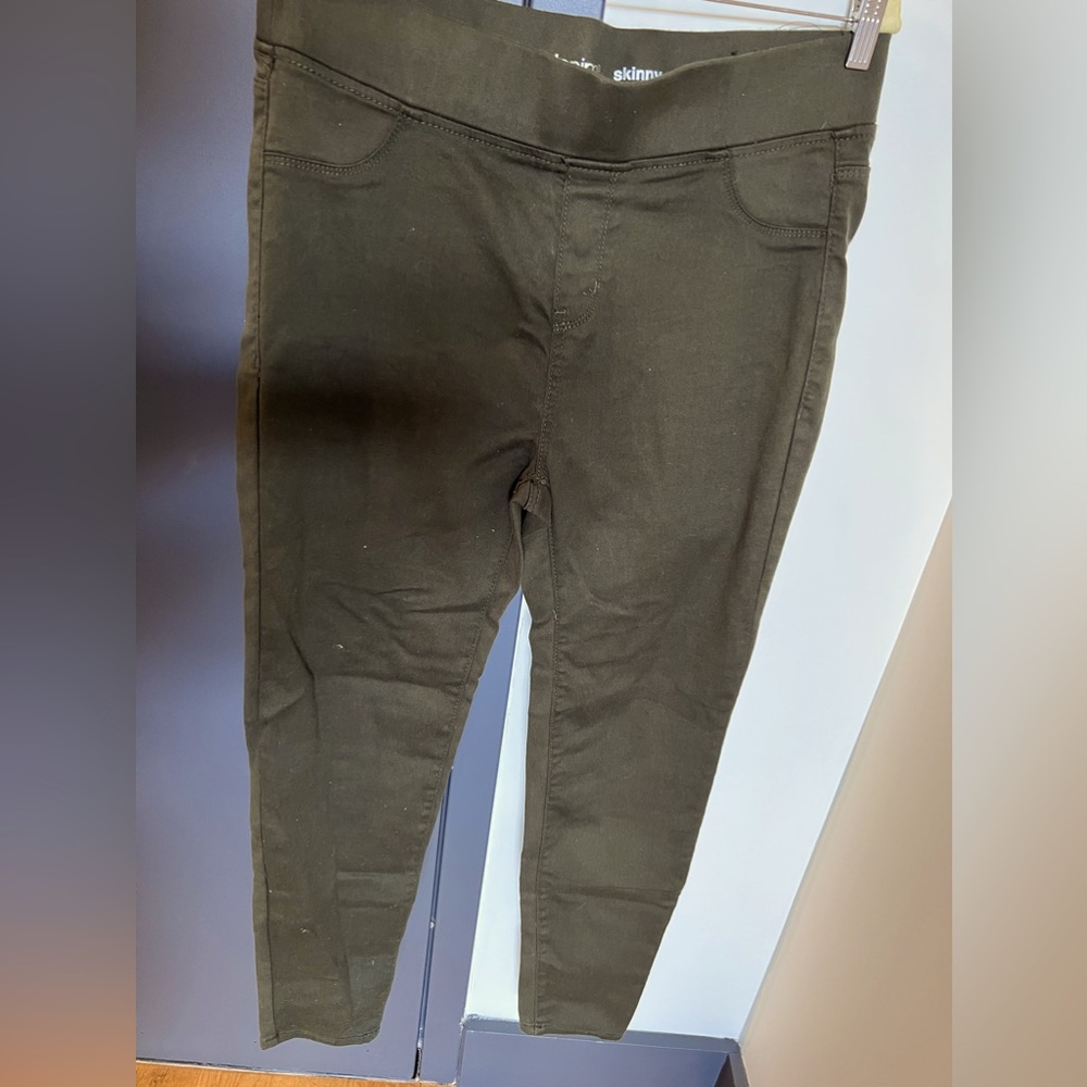 AVENUE women’s olive green skinny jean size 12 to 14/tall.